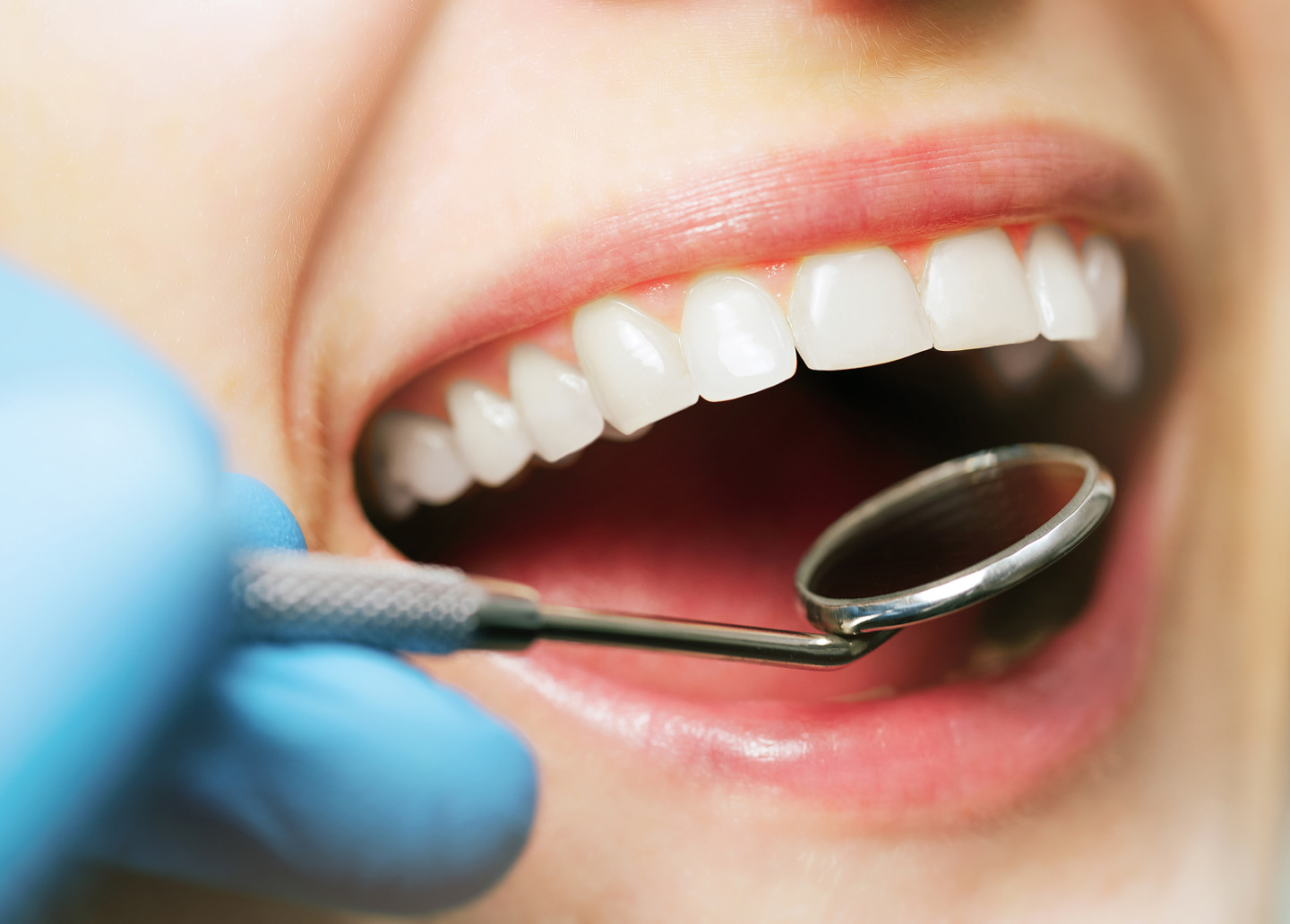 List of ideal candidates for the Teeth-In-A-Day dental implant treatment, including denture wearers and those with failing teeth